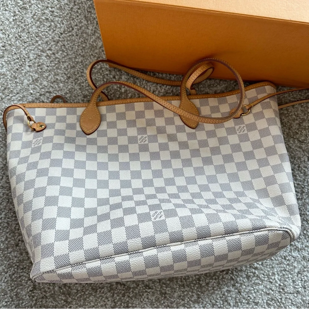 Louis Vuitton Neverfull Rose Ballerine MM White
Damier Azur Canvas - Picture 11 of 13